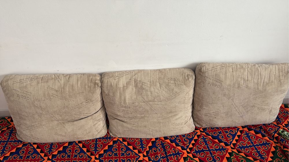 Продам диван с подушками