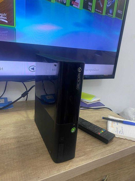 Xbox 360E freeboot 500gb 2 джойстика