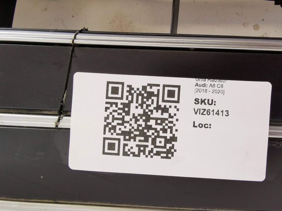 Ауди А6 / Audi A6 [ - ] Оригинална повредена предна решетка на радиато