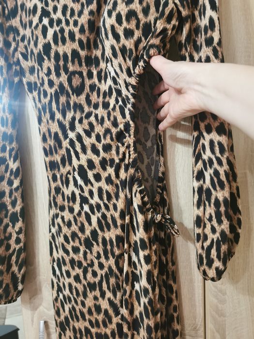 Vând rochie animal print