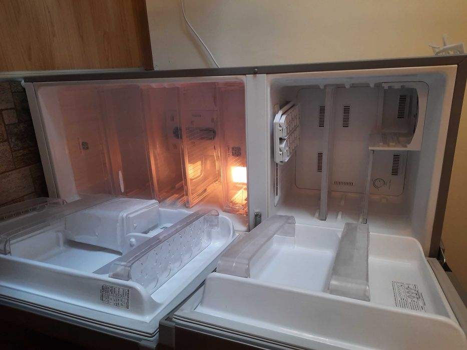 Продава работещ хладилник Samsung NoFrost, 219 л, с горна камера
