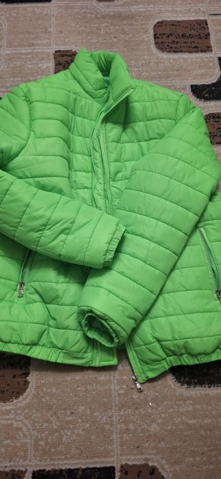 Продам куртку кислотность цвета
