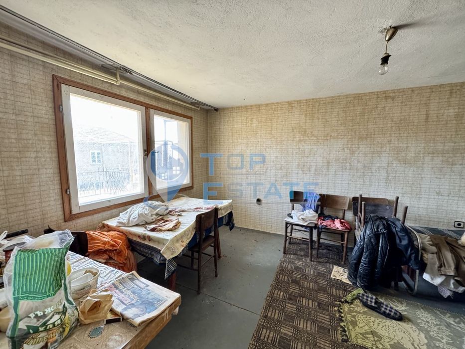 Масивна тухлена къща с кладенец и голям двор в село Ново Градище, обл