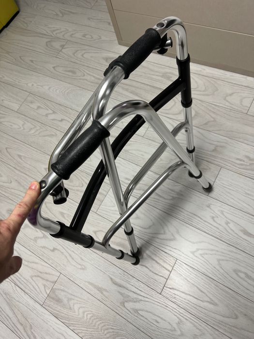 Cadru de mers, negru pliabil, ajustabil , cu functie de pasitor