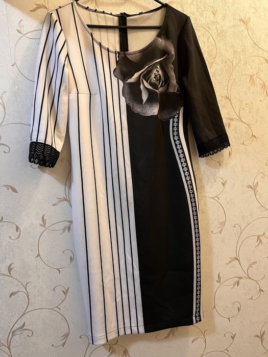 Чисто нова черно-бяла рокля