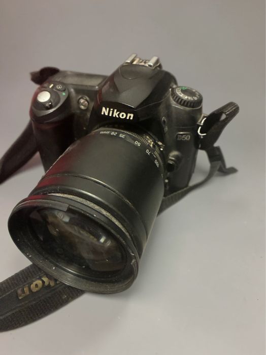 2: Nikon DSLR cu obiectiv Tamron