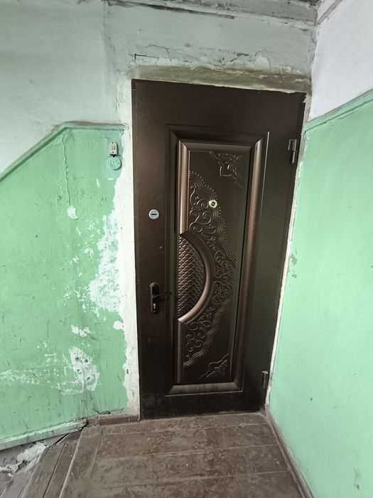 3 х комнатную квартиру у Метро. В деревянном доме Спутник 3.  Огород