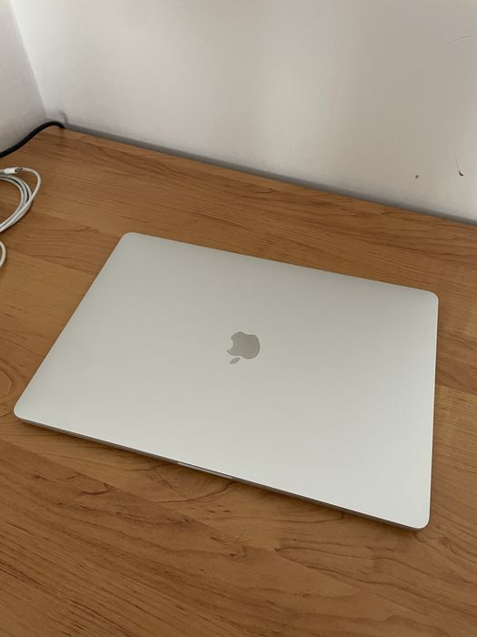 Продам Macbook Pro 16