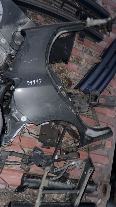 На Yaris хэтбек 2005- крылья двери