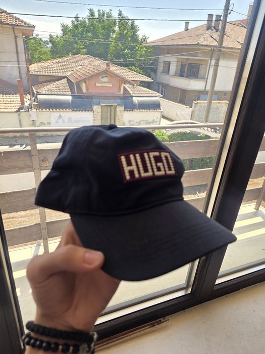 Шапка.      hugo