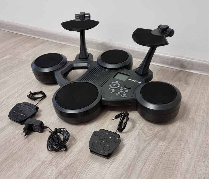 Детски електронен синтеезатор и барабани.