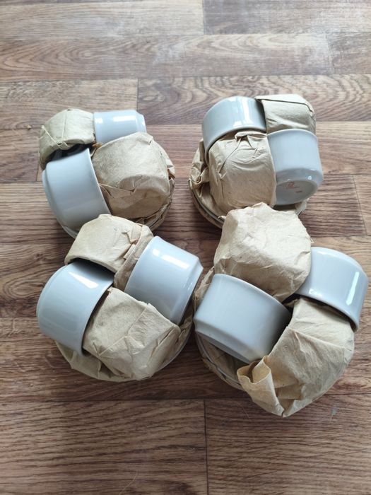 Кофейные чашки и блюдца.