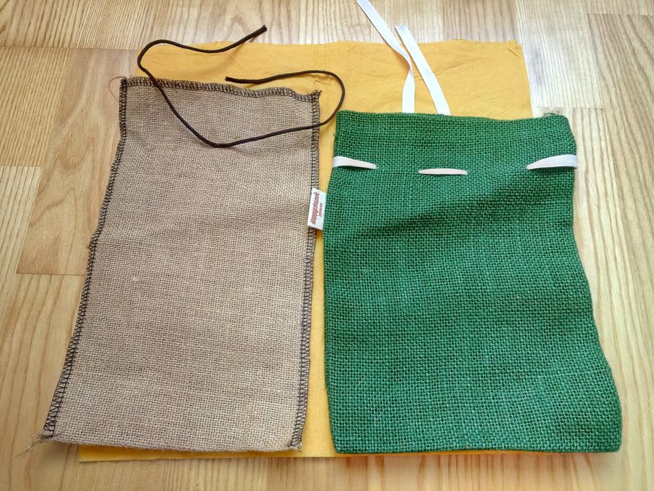 2 sacosele mici din canepa (impreuna 10 lei).