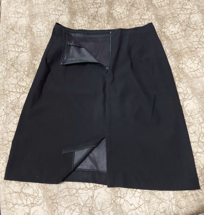 Черна дамска пола, вталена