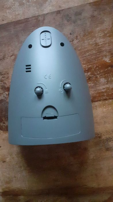 часовник настолен със секундарник и аларма REEKO