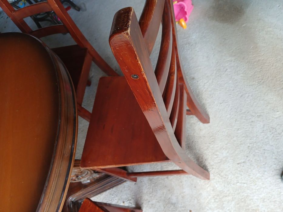 Masa cu scaune din lemn