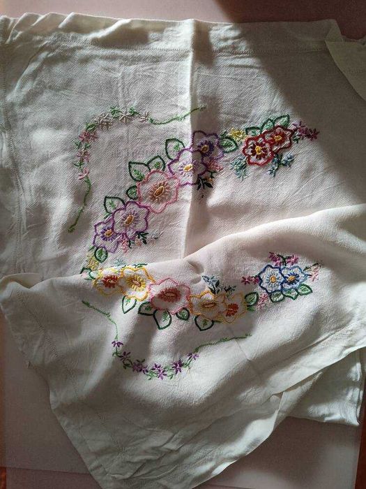Старинна ръчно изработена покривка за маса с размери 164*125 см.