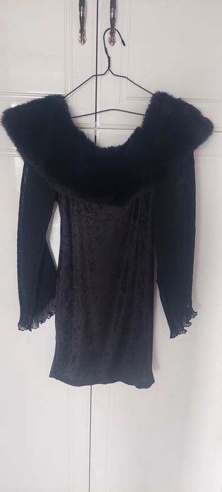 Rochie din catifea și blăniță la gât