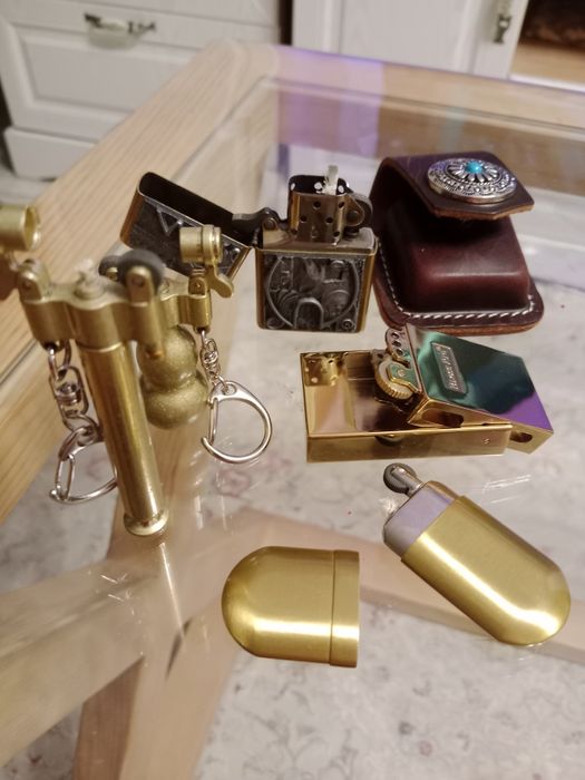 Бензиновая зажигалка.