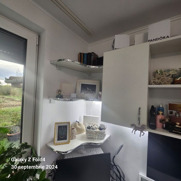 De vânzare birou/ mobilier cameră fete, compus din:

- birou in L, 2