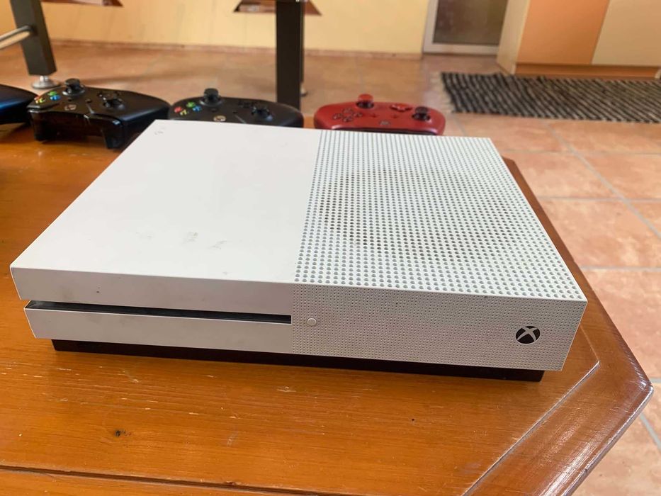 Xbox One S cu 4 controllere și 10 jocuri, prezentate mai jos.