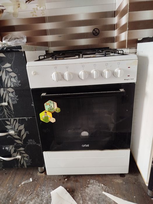 Artel gaz plitasi sotiladi. Xolati a'lo darajada.