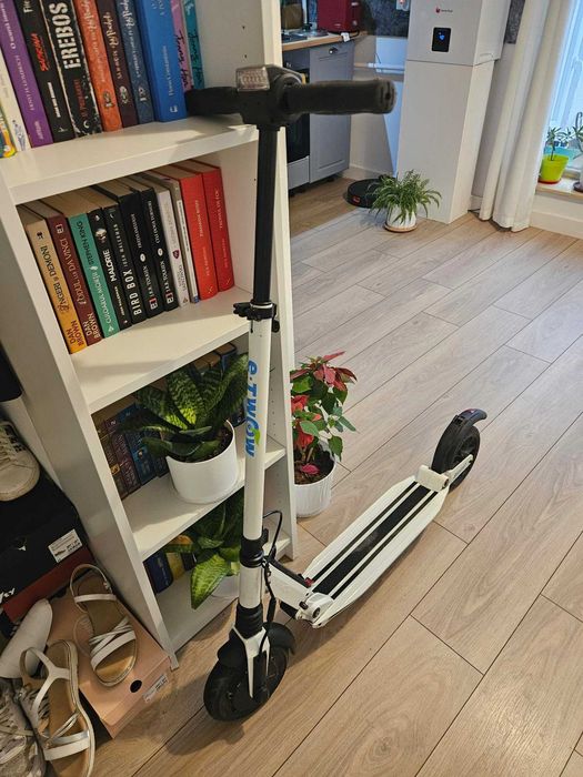 Trotineta electrica E-TWOW Booster pliabila, 30 km/h, autonomie 35 km
