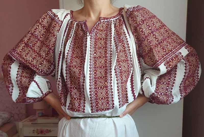 Rochie traditionala brodata de mana