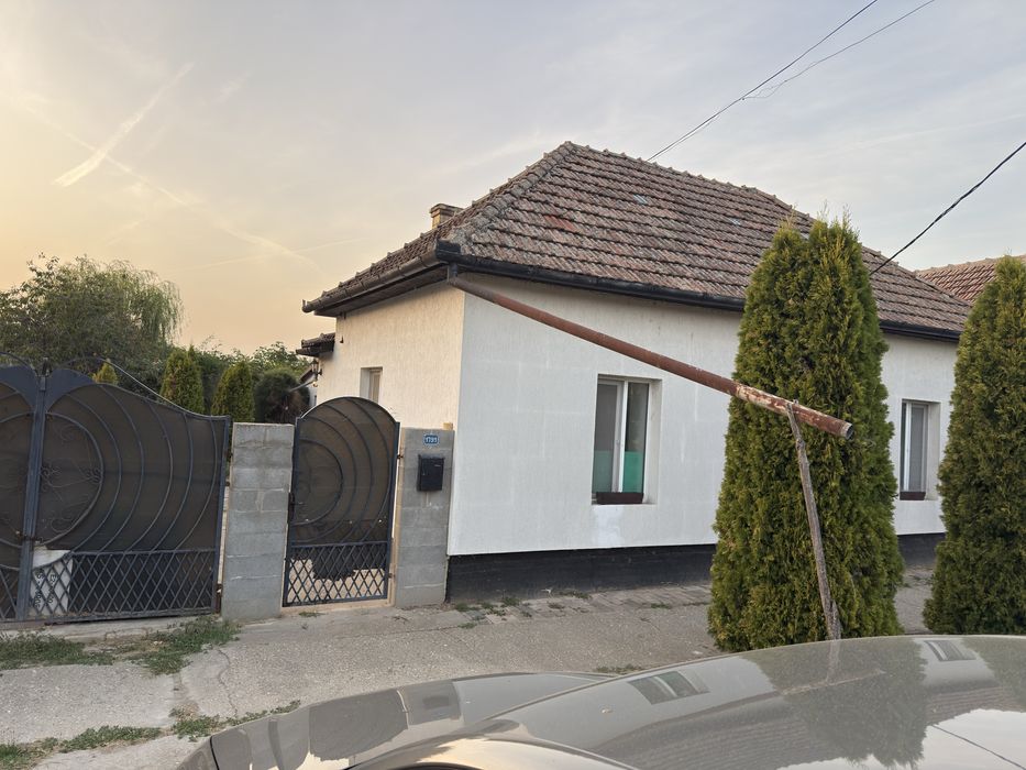 De vânzare casă Cenad, complet renovată și mobilată, gata de mutare. Are trei camere, bucătărie, baie, centrală ,se vinde complet utila 0768450270
