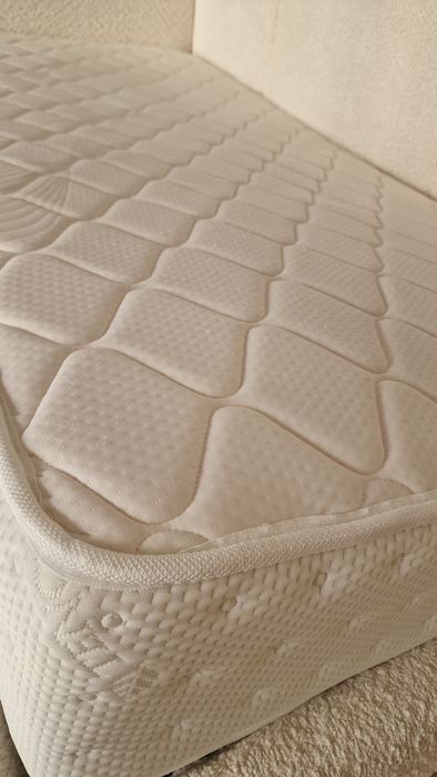 Кровать с матрасом