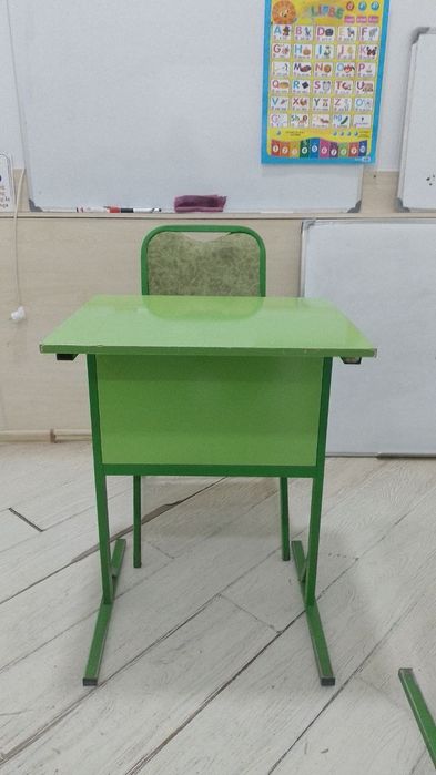 Парты со стульями