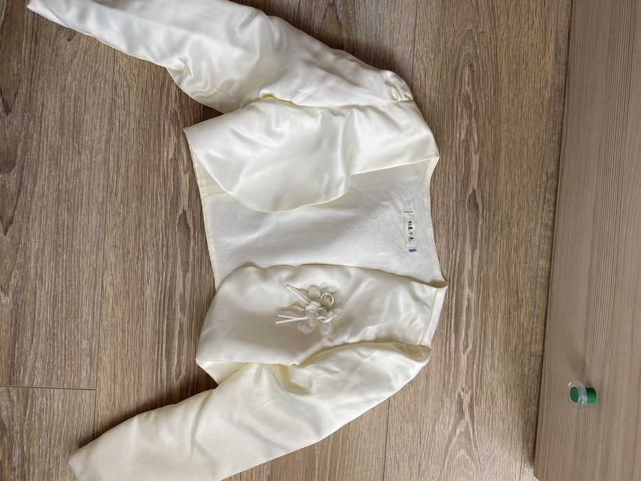 Детска рокля с елегантни обувки за празничен повод