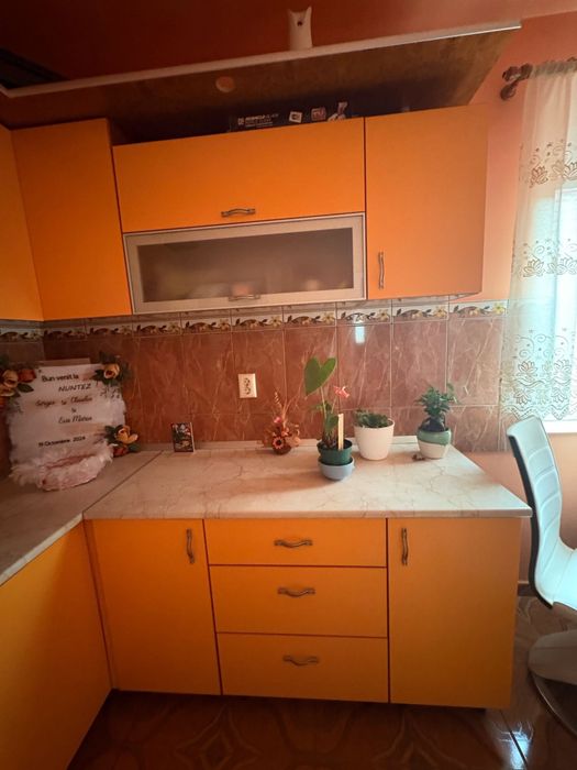 Mobila de bucatarie + masa cu 4 scaune + bar