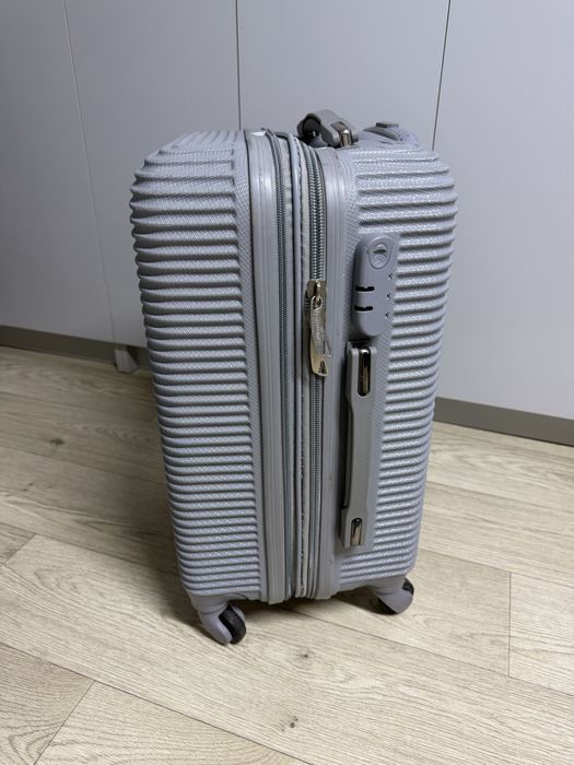 Продам чемодан среднего размера