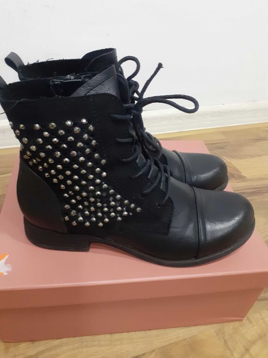 Ghete de primavara perforate si cu strasuri