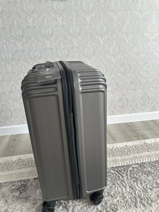 Продам чемодан. Почти новый , куплено Стамбуле.