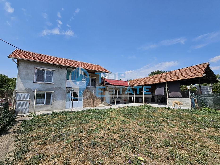 Двуетажна обзаведена и ремонтирана къща с три спални в село Страхилов