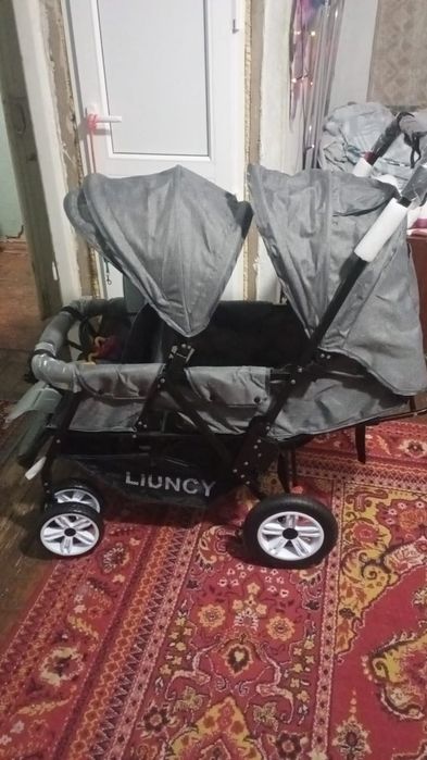 Продам коляску для погодок