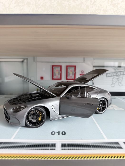 Колекционерски модел Mercedes-Benz GT63s FL NZG 1:18