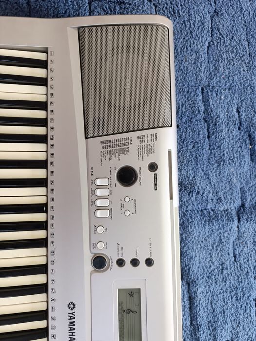 Продам синтезатор Yamaha PSR-E303.
