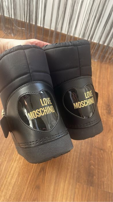 Cizme moschino  37-38 ( foarte calduroase)