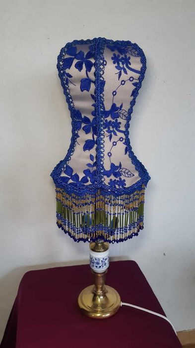 Abajur albastru si franjuri de margele pentru veioza