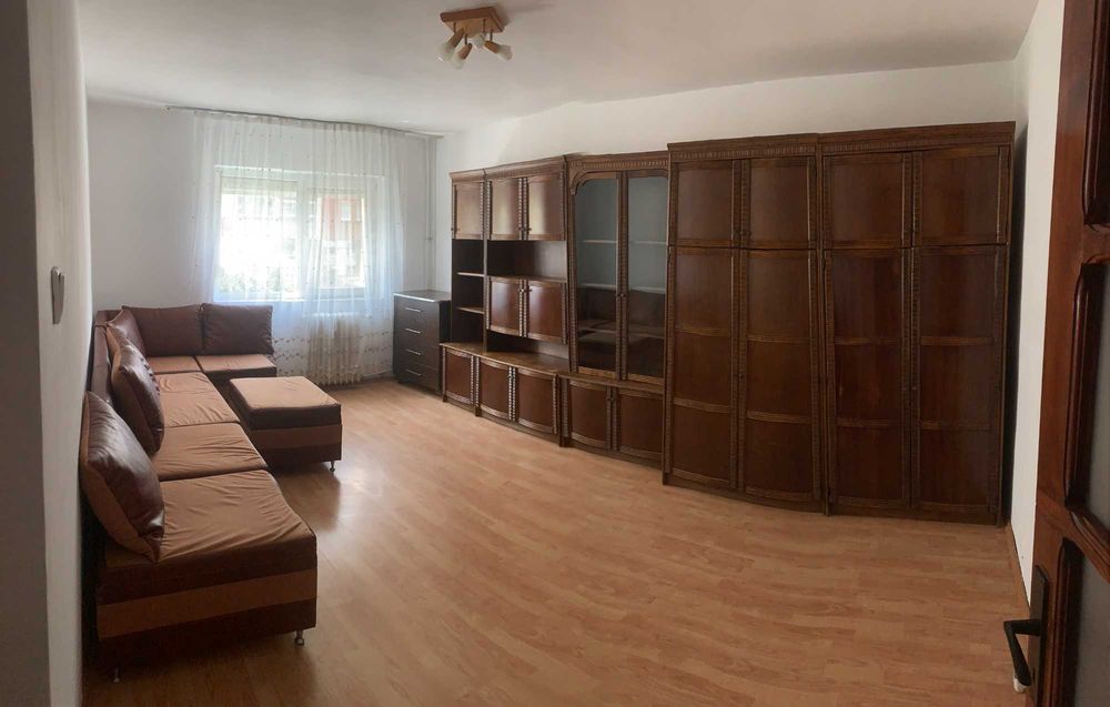 Apartament cu 3 dormitoare, Parcare, 2 bai, 1 balcon, decomandat,