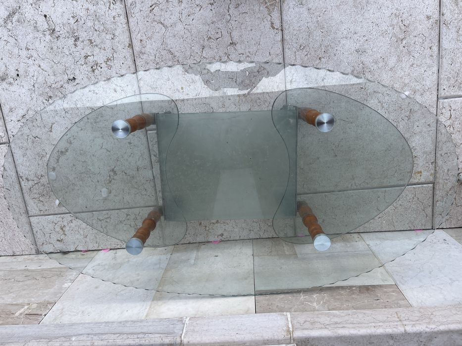 Masa de sticlă cu picioare de lemn