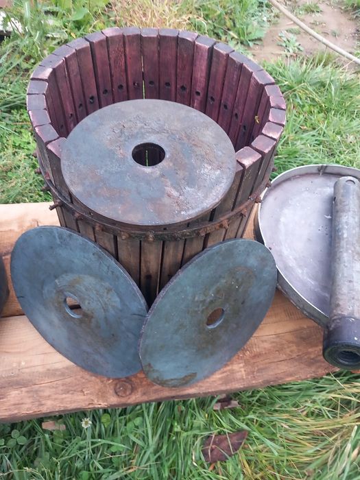 Butoaie pentru vin si storcator de struguri