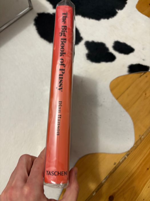 The Big Book of Pussy XL Taschen – ediție rară cu copertă plexi