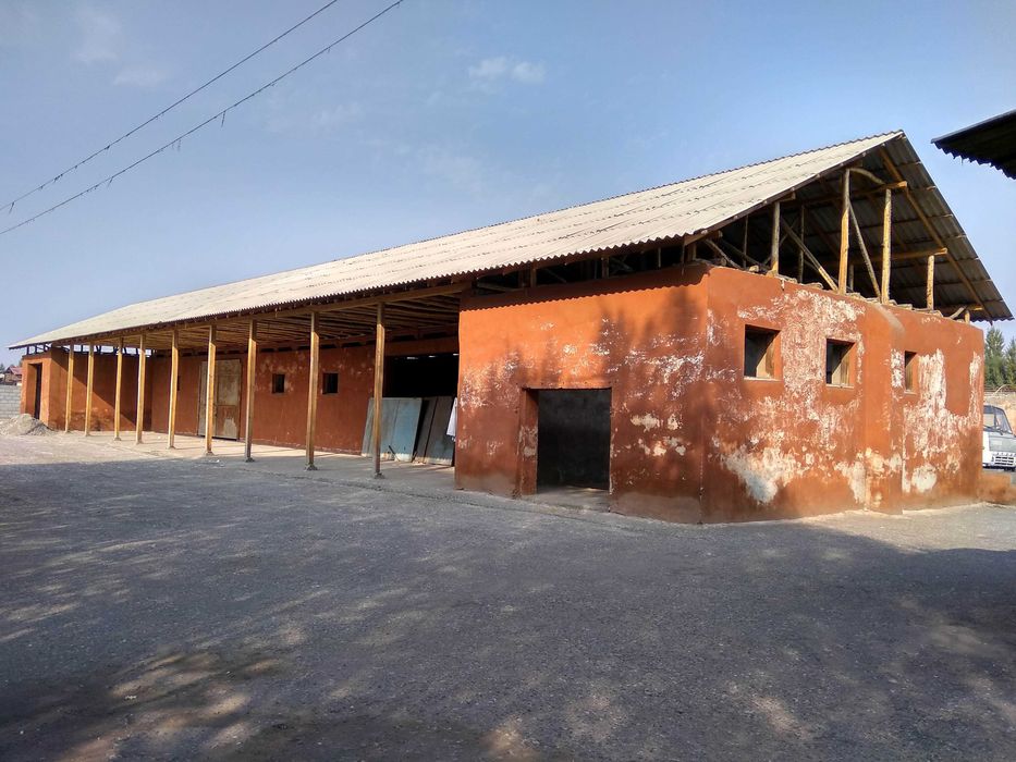 Нотурар бино сотилади! Ёнида темир йўл (ветка) мавжуд.