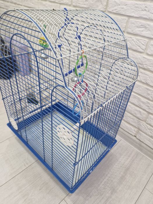 Продам большую клетку для попугаев