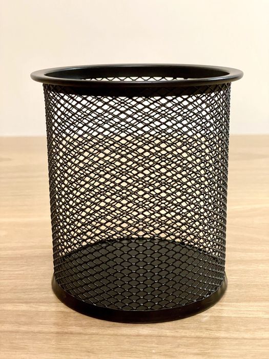 Канцелярские стаканы металлические / Metall kantselyariya idishlari.