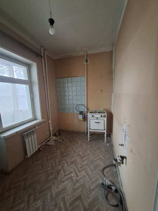 Продажа  Чирчик  2\2\4 ориентир Базарчик Нептун.